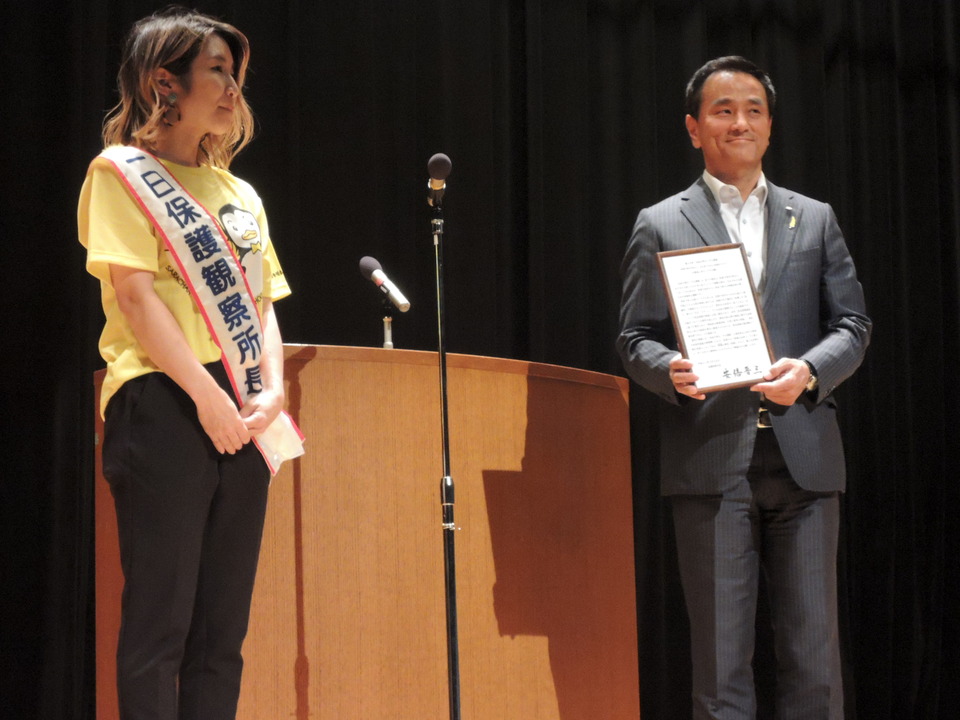 原田侑子さんから伝達を受けた村岡知事の写真