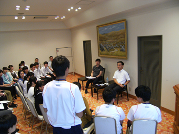 対話セッションに参加する村岡知事の写真