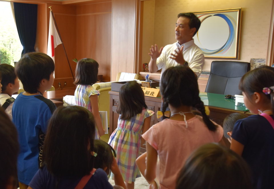 子どもたちを知事室に迎えた村岡知事の写真