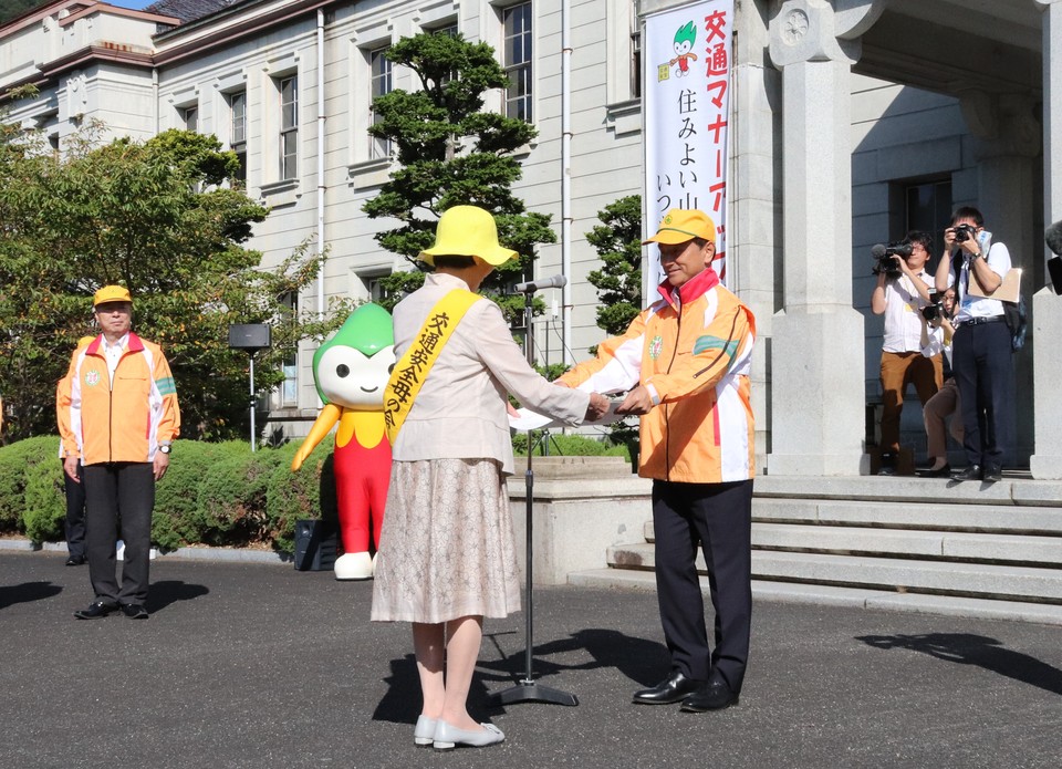 交通安全メッセージを伝達する村岡知事の写真