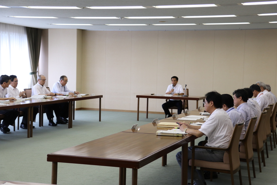 会議での村岡知事の写真