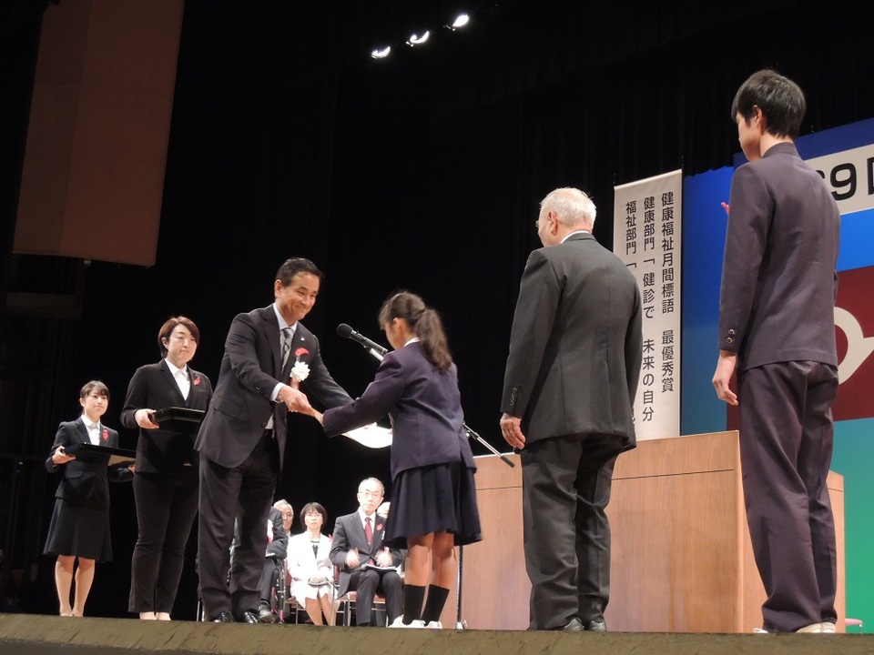 表彰状を授与する村岡知事の写真