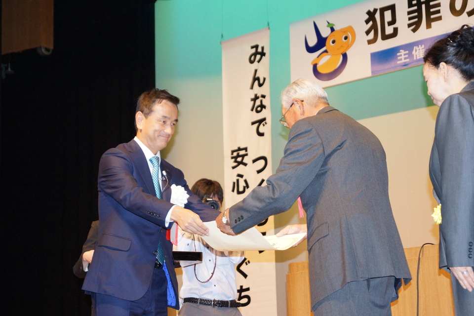 表彰する村岡知事の写真