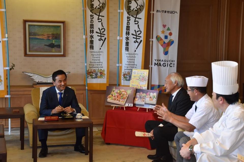 試食・歓談する村岡知事の写真