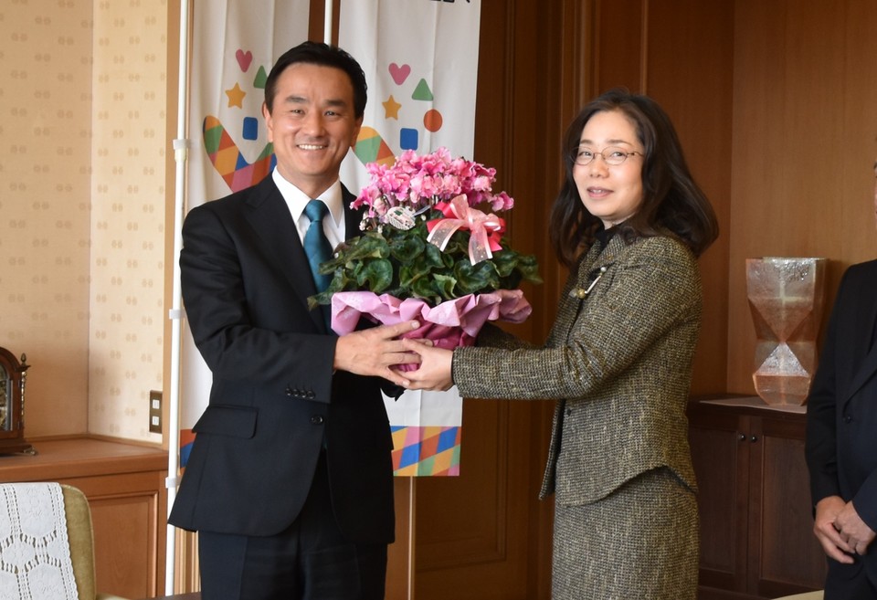 シクラメンを受け取る村岡知事の写真