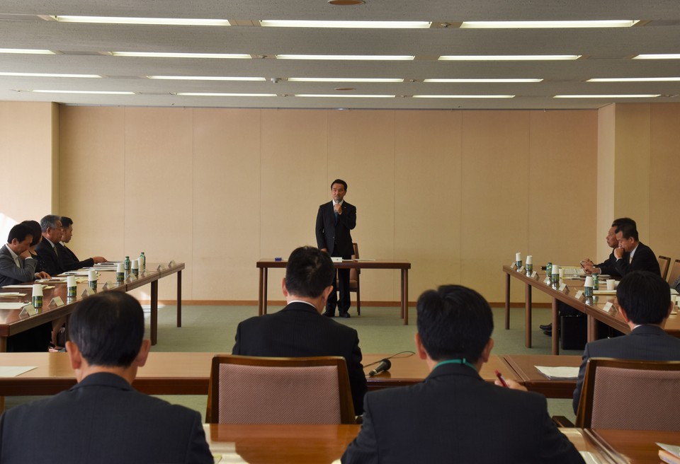 あいさつする村岡知事の写真1