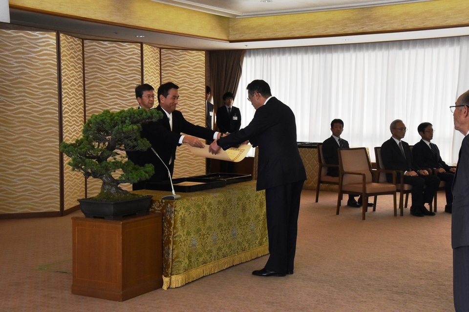 勲記を手渡す村岡知事の写真