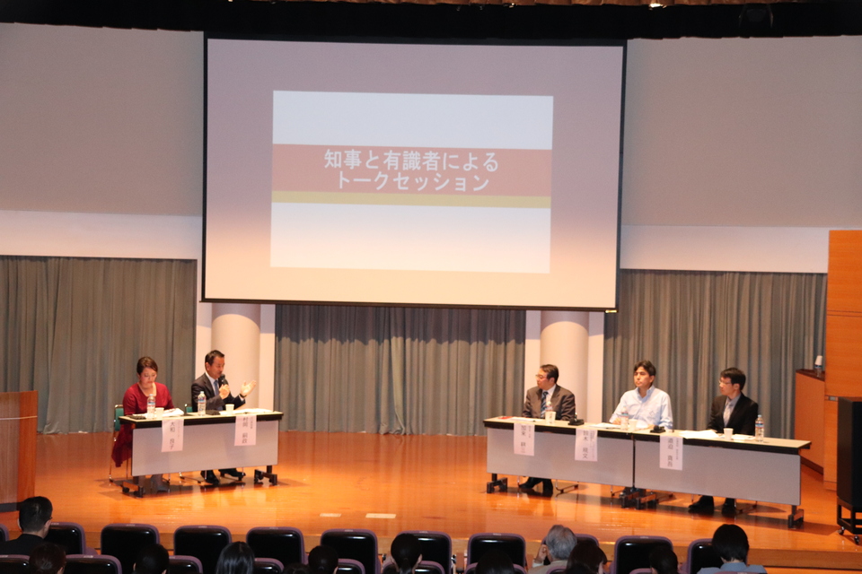 トークセッションで発言する村岡知事の写真