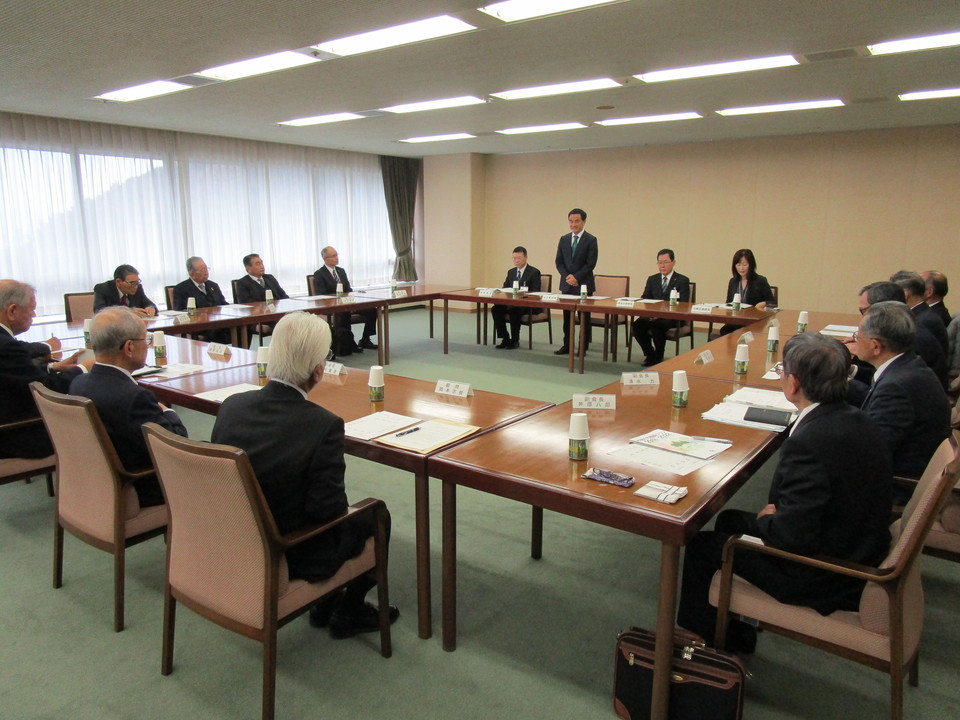 ご意見をお聴きする村岡知事の写真