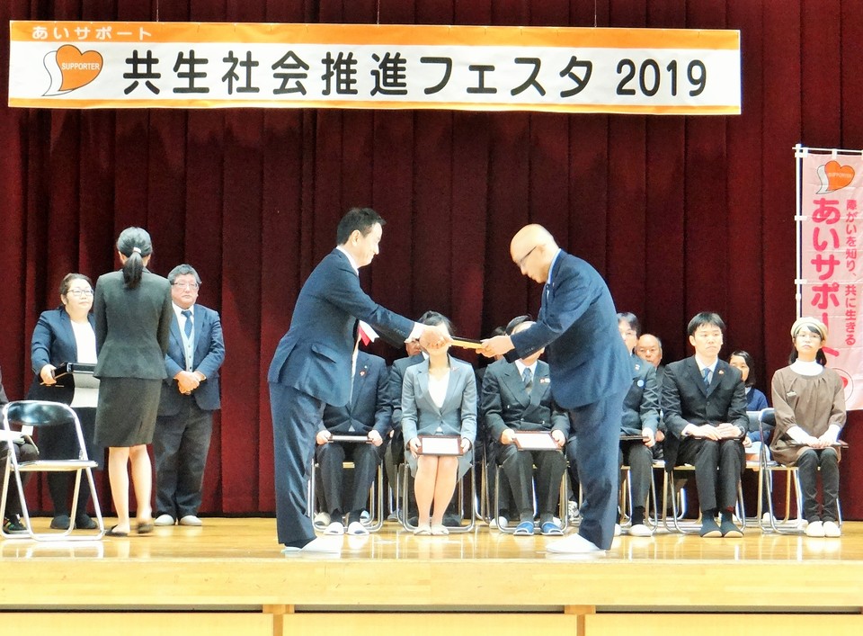 認定証を授与する村岡知事の写真