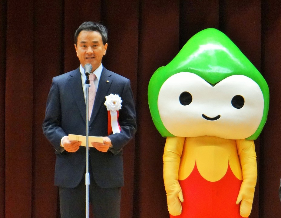 あいさつをする村岡知事の写真