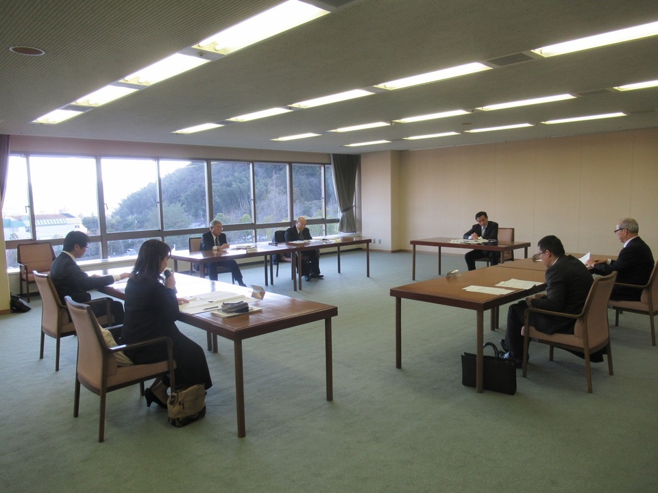 教育委員と意見交換する村岡知事の写真