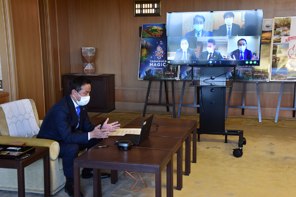 ウェブ会議に出席する村岡知事の写真2