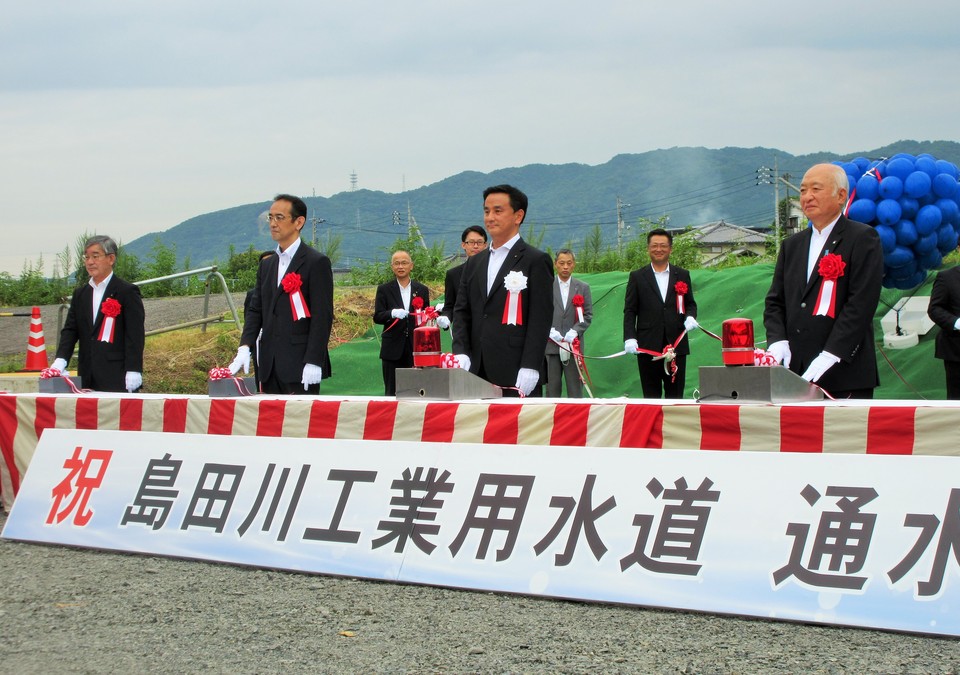 通水式での村岡知事の写真