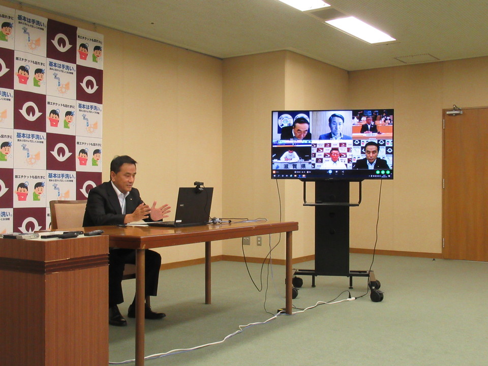 ウェブ会議に出席する村岡知事の写真