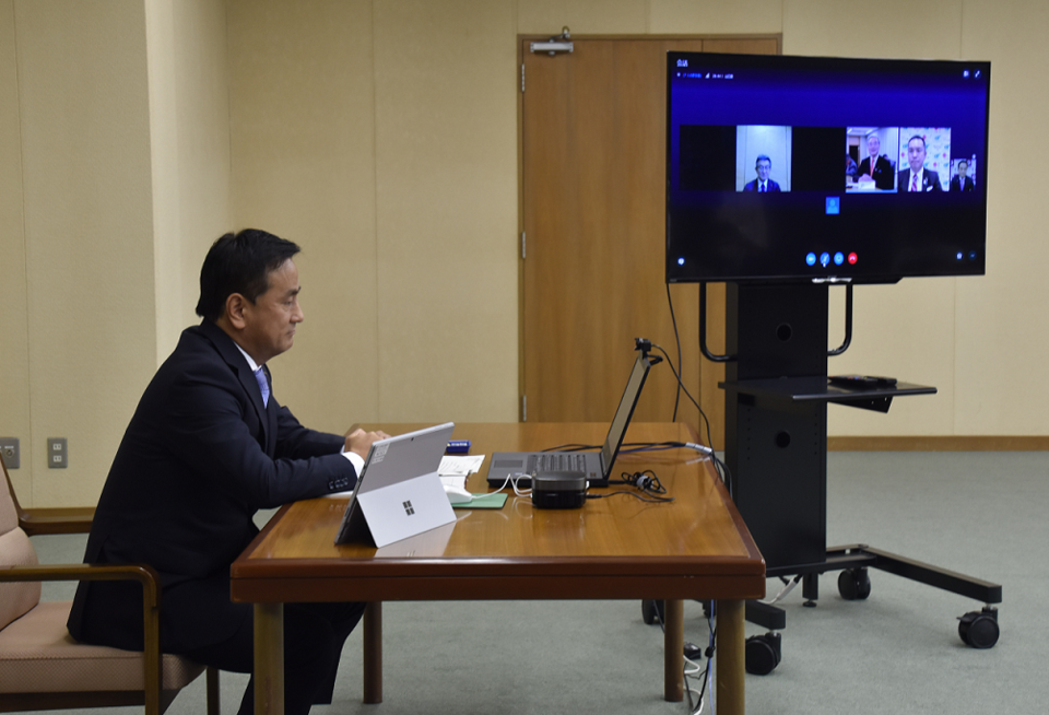 ウェブ会議に出席する村岡知事の写真2