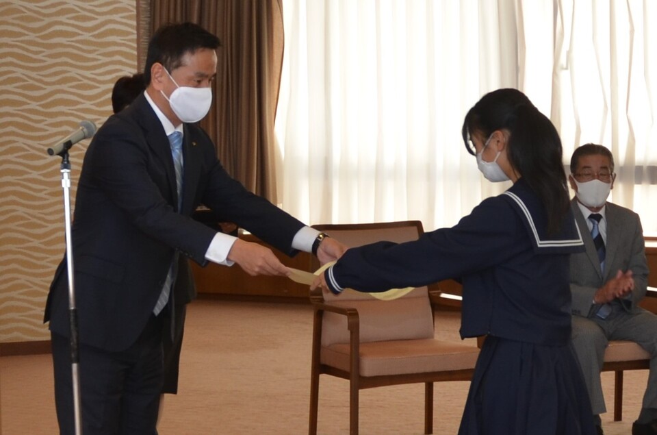 表彰状を授与する村岡知事の写真1