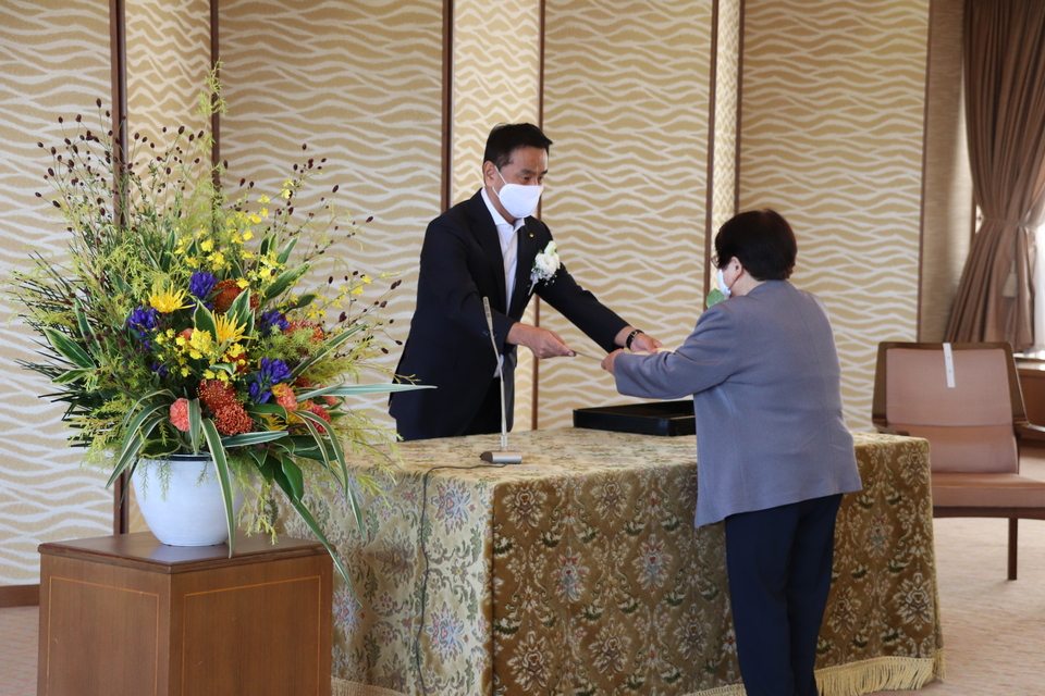表彰状を授与する村岡知事の写真2