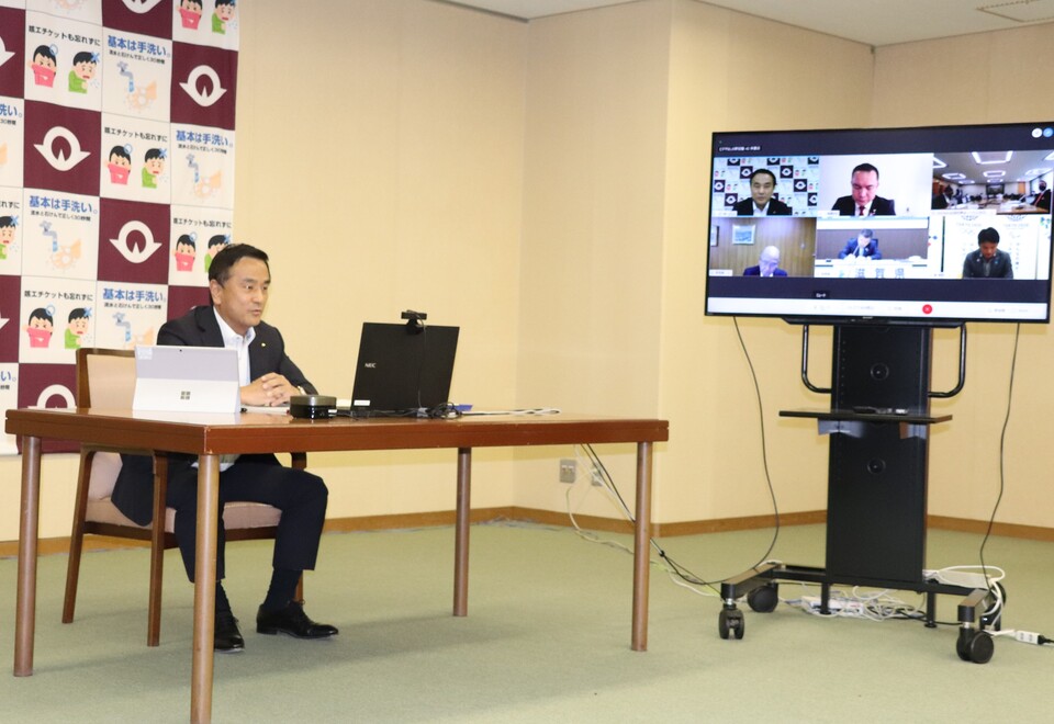 ウェブ会議に出席する村岡知事の写真3