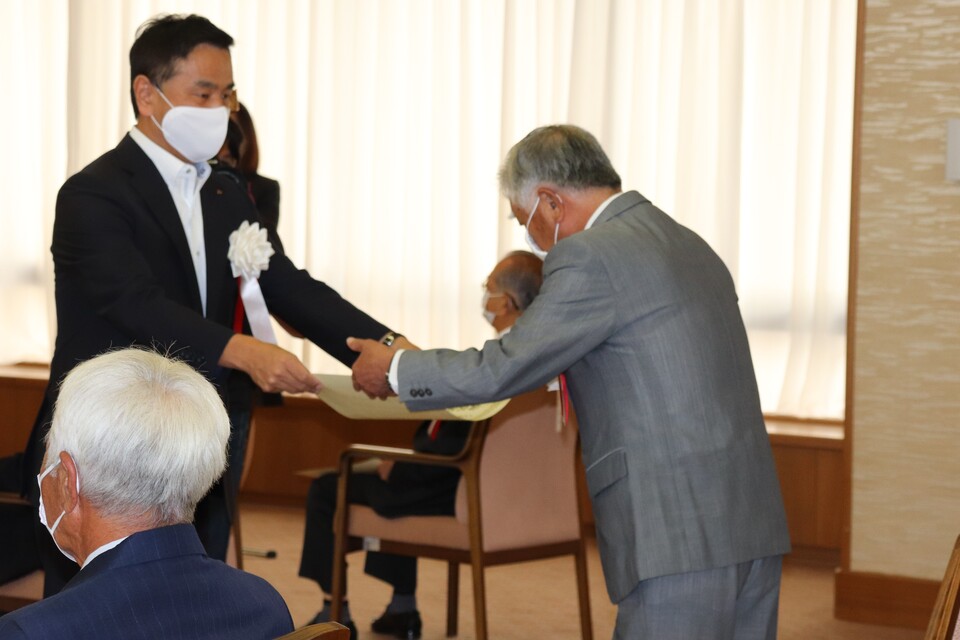 表彰する村岡知事の写真