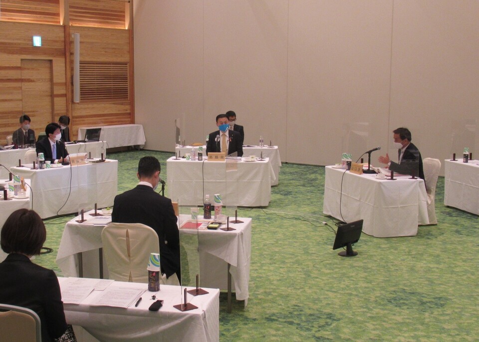 会議での村岡知事の写真