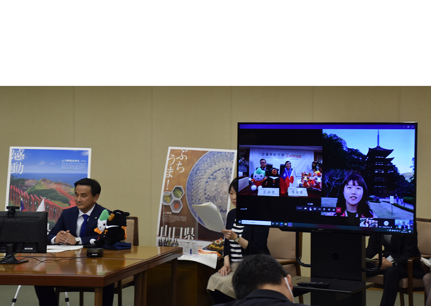 オンライン会談する村岡知事の写真