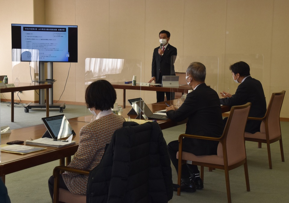 あいさつする村岡知事の写真