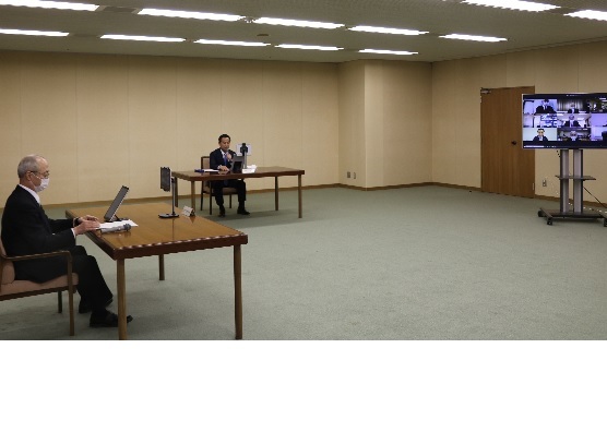 会議に出席する村岡知事の写真