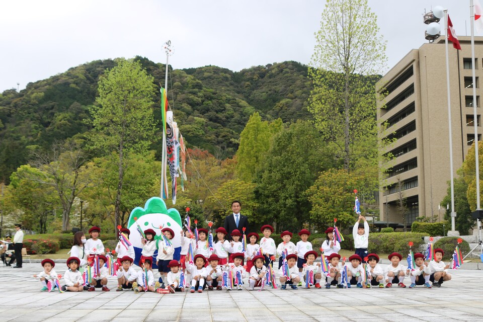 記念撮影をする村岡知事の写真1