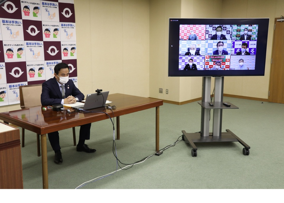 会議に出席する村岡知事の写真