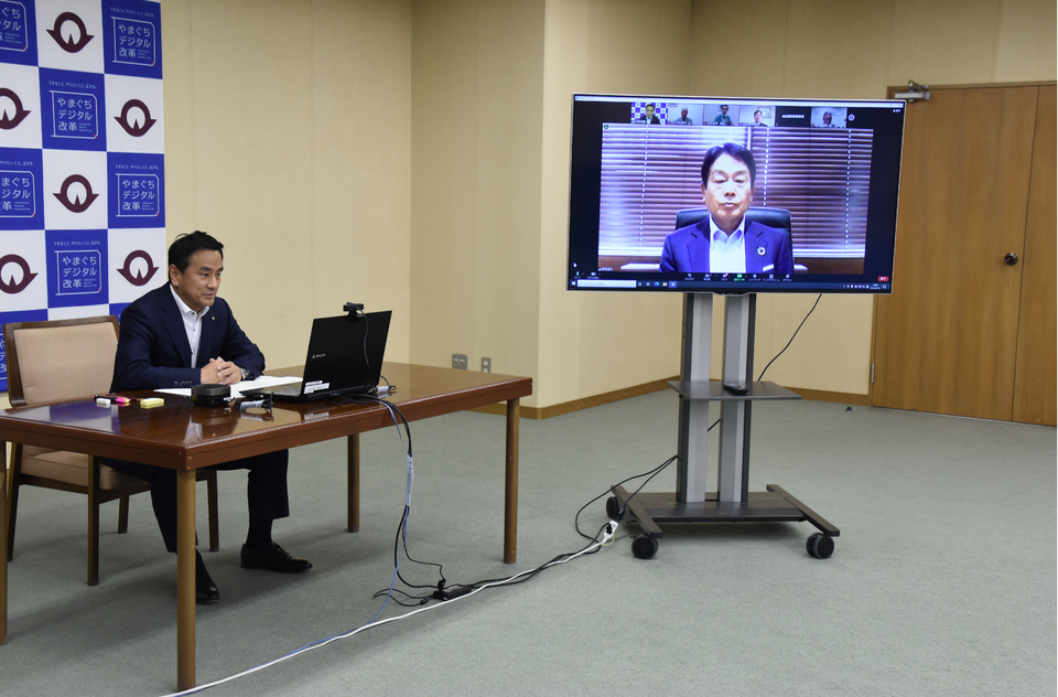 ウェブ会議システムにより要請する村岡知事の写真