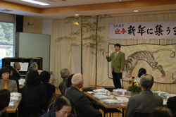 防府市小野公民館「新年に集う会」で歌声を披露する河野さん