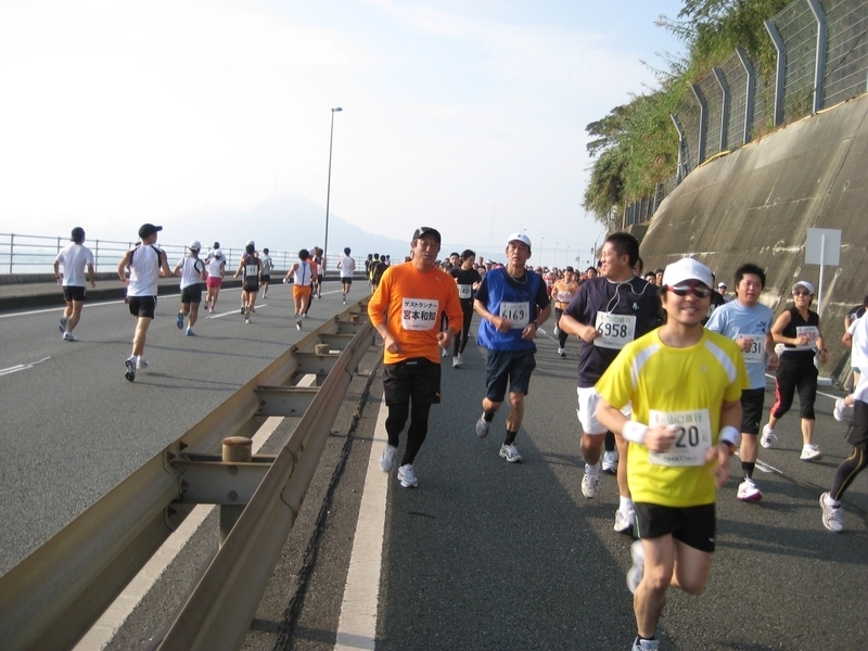 多くのランナーらと一緒に最初の折り返しを目指す宮本さんの画像1