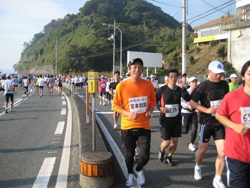 多くのランナーらと一緒に最初の折り返しを目指す宮本さんの画像2