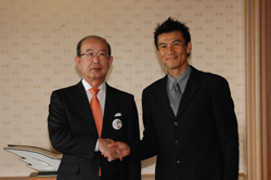 握手する二井新居知事と平山さん（右）の画像