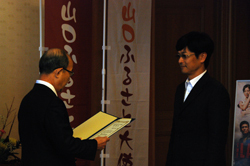 二井知事から福田さんへ委嘱状を交付の画像