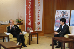 歓談する福田さんと二井知事の画像