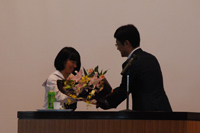 生徒代表による花束贈呈の画像