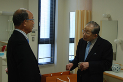 開演前の控え室を二井知事が訪れました