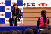子供たちの質問に笑顔で答える石川選手
