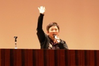 観客に語りかける菊田さんの画像