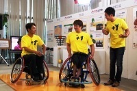 競技用の車椅子体験で「自由自在に動くし、軽い」と驚く川野さんの画像