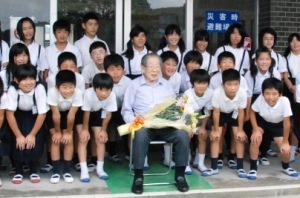 周南市立三丘小学校の子どもたちと記念撮影をする日野原さん