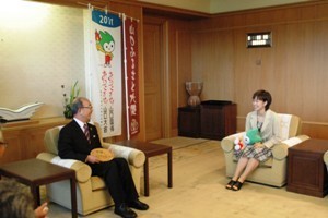歓談する石川さんと二井知事の画像
