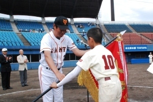 選手に優勝旗を手渡す宮本さんの画像