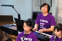 ピアノを演奏される和田さん