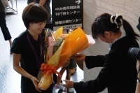 花束を受け取る石川選手