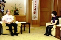 歓談する石川選手と二井知事