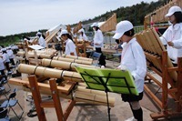 バンブーオーケストラによる竹楽器の演奏の様子