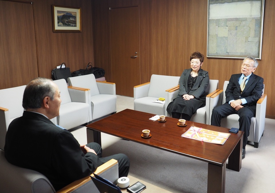 野村萩市長へ釜山日本人学校の生徒たちの思いなどを伝える菊田さんと沢柳理事長の画像